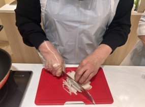 2025년 12월 1일(월), 8일(월)에 생활배송사업단 참여자 대상 교육이 진행되었습니다. 일상생활에서 쉽게 접할 수 있는 재료로 건강한 한 끼를 스스로 조리를음식을 만들며 성취감을 느끼고, 업무 스트레스를 완화 할 수 있었습니다.  