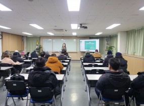 2026년 1월 7일 09:00게이트웨이 참여자분들을 모시고 '자산형성지원사업 설명회'를 진행하였습니다.이번 설명회는 희망저축계좌 소개 영상 시청을 시작으로, 올해 변경된 제도와 주요 지원 내용을 상세히 안내하는 시간으로 꾸며졌습니다. 특히 OX 판을 활용한 '자산형성 퀴즈' 시간에는 참여자분들의 열띤 참여로&nbsp;웃음꽃이 피며 화기애애한 분위기가 이어졌습니다.이후 질의응답과 1:1 개별 상담을 통해 궁금증을 해소하며, 참여자분들의 자립 의지를 다지는 뜻 깊은 시간이 되었습니다.&nbsp;앞으로도 여러분의 꿈과 희망을 응원하는 서울양천지역자활센터가 되겠습니다!&nbsp;&nbsp;&nbsp;