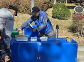 11월 1일(토) 양천공원에서 양천구 국공립어린이집 연합회에서 주최한'다함께 행복나눔 바자회'에 참석하였습니다.어린이집 원장님과 선생님들, 그리고 학부모님들에게 우리동네 알뜰가게 리플릿과 물티슈로 안내하여 홍보하고,바자회에서 판매 후 남은 물품들을 기부해주셔서 수거하여 돌아왔습니다.* 문의: 서울양천지역자활센터 재활용 사업단 사회복지사 이수진 02-2699-7175 