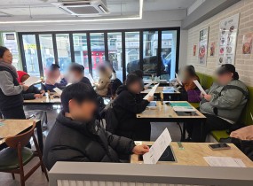 지난 1월 청년자립도전사업단 청년참여자들과 함께 신년간담회를 진행하였습니다.외식사업단 이린찌개에서 맛있는 음식도 함께 먹으며 편안한 분위기 속에서 2025년 사업을 돌아보고 2026년 운영 방향과 주요 개선사항을 공유하는 시간을 가졌습니다.특히 청년 참여자들이 함께 식사하며 자연스럽게 의견을 나누고 자활사업의 방향을 공유하는 뜻깊은 시간이 되었으며,서울양천지역자활센터는 앞으로도 청년들이 안정적으로 일 경험을 쌓고취업과 자립으로 나아갈 수 있도록 지속적으로 지원하겠습니다.