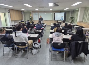 청소사업단 참여자의 전문성 향상을 위해&nbsp;[청소 실무 역량 강화 직무 교육]을 실시하였습니다.청소 업무의 기본 원리와 도구·세제 사용법, 위생 및 안전 관리,&nbsp;공간별 청소 방법 등 현장 실무 중심으로 진행되어 참여자들의 이해도를 높일 수 있었습니다.특히 그동안 주로 알카리성 세제만 세제만 사용해 왔으나&nbsp;산성 세제를 병행하면&nbsp;오염 특성에 따라 보다 효율적인 청소가 가능하다는 점을새롭게 이해하는 유익한 시간이였습니다.이번 교육을 통해 직무 수행에 필요한 기본 역량을 강화하는 계기가 되었으며,&nbsp;향후 현장 업무에 효과적으로 적용되어 업무의 효율성과 서비스 품질 향상에&nbsp;긍정적인 도움이 될 것으로 기대됩니다.