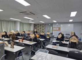 ● 손으로 엮고, 마음으로 채운 시간 ●청소사업단 참여자들과 함께 라탄 공예 ‘나만의 바구니 만들기’ 교육을 진행했습니다.처음 접하는 작업이었지만 서로 방법을 알려주고 도와가며 자연스럽게 협력하는 분위기가 만들어졌고,&nbsp;완성된 작품 만큼이나 참여자들의 자신감과 웃음도 함께 완성되었습니다.집중하는 손끝에서 스트레스는 내려놓고, 성취감은 한가득!앞으로도 일과 삶에 활력을 더하는 다양한 교육으로 함께 성장하겠습니다.