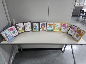 외식사업단은 전통 민화를 매개로 참여자의 정서적 안정과 자기표현 능력 향상을 지원하는 미술인문학 프로그램으로, 감정 인식과 표현을 돕는 케데현(감정표현) 활동을 연계하여 운영하였습니다. 민화에 담긴 상징과 의미를 이해하고 그림으로 표현하는 과정과 함께, 자신의 감정을 인식하고 색과 이미지로 표현해보는 시간을 통해 참여자 스스로의 내면을 자연스럽게 돌아볼 수 있도록 구성하였습니다.특히, 미술 경험이 없는 참여자도 쉽게 접근할 수 있도록 기초적인 표현 기법부터 단계적으로 진행하였으며, 케데현 활동을 통해 자신의 감정을 구체적으로 인식하고 표현하는 연습을 병행함으로써 정서적 환기와 심리적 안정에 도움을 주고자 하였습니다. 이를 통해 참여자들은 그림을 완성하는 과정에서 성취감을 느끼고, 자신에 대한 긍정적인 인식을 높일 수 있었습니다.교육 수료 후 참여자들은 “그림을 그리면서 내 감정을 돌아볼 수 있었다”, “색으로 감정을 표현하는 것이 새로웠다”, “집중하는 동안 마음이 편안해지고 스트레스가 해소되었다”, “완성된 작품을 보며 자신감이 생겼다” 등의 소감을 나타내었습니다.감정 인식 및 표현 능력 향상과 정서적 안정에 기여하고, 긍정적인 자기이해를 바탕으로 안정적인 자립 기반 형성에 도움이 되는 소양교육으로 운영되었습니다.